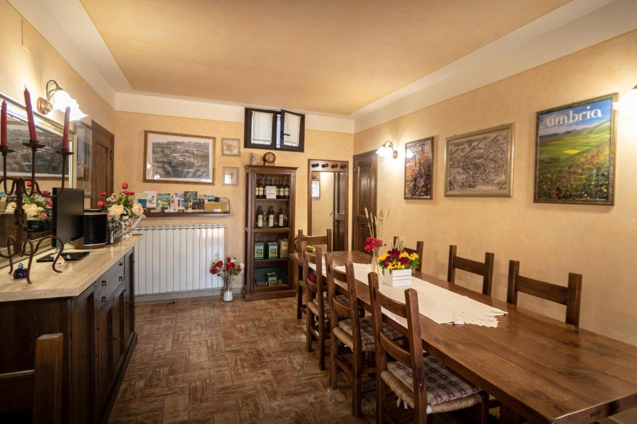 Agriturismo La Rocca Assisi ペトリニャーノ エクステリア 写真